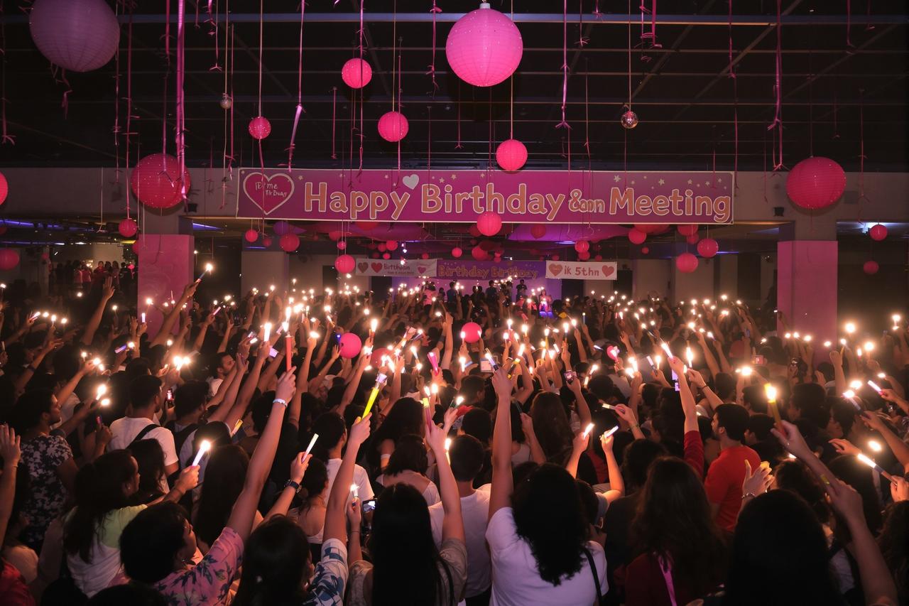 某女星生日会现场温馨感人，粉丝应援规模空前